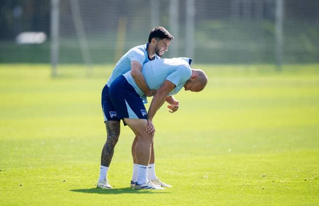 Fussball, Herren, Saison 2024 2025, 2. Bundesliga, Hertha BSC, Training, v. l. Kevin Sessa (Hertha BSC), Toni Leistner (Hertha BSC), 04.09. 2024,