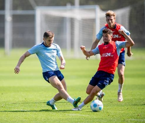 Fussball, Herren, Saison 2024 2025, 2. Bundesliga, Hertha BSC, Training, v. l. Jonjoe Kenny (Hertha BSC), Diego Demme (Hertha BSC), Luca Schuler (Hertha BSC), 04.09. 2024,