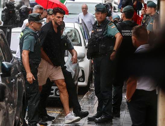 El futbolista Rafa Mir pasa su segunda noche en calabozos y será trasladado ante el juez El futbolista del Valencia CF Rafa Mir pasa a disposición judicial, desde la Comandancia de la Guardia Civil, a 4 de septiembre de 2024, en Valencia, Comunidad Valenciana (Espana). El futbolista del Valencia CF Rafa Mir ha pasado su segunda noche en los calabozos tras ser arrestado el pasado lunes por una agresión sexual a una mujer. La denuncia la interpuso una joven de 25 anos que manifestó haber sufrido una agresión sexual junto con otra joven, de 21, en el domicilio particular de Rafa Mir. En los hechos, según el relato de la denunciante, habría participado otro hombre, que estaba siendo buscado por su presunta implicación en los hechos y que también fue detenido. 04 SEPTIEMBRE 2024;PIXELADA Valencia (Comunidad Valenciana) Valencia (Comunidad Valenciana) Espana *** The Valencia CF footballer Rafa Mir spends his second night in jail and will be transferred to the judge The Valencia CF footballer Rafa Mir passes to judicial disposition, from the Command of the Civil Guard, on September 4, 2024, in Valencia, Valencian Community Spain The Valencia CF footballer Rafa Mir has spent his second night in jail after being arrested last Monday for a sexual assault on a woman The complaint was filed by a young woman of 25 years who claimed to have suffered a sexual assault along with another young woman, According to the complainant, another man, who was being sought for his alleged involvement in the incident and who was also arrested 04 SEPTEMBER 2024 PIXELADA Valencia Comunidad Valenciana Valencia Comunidad Valenciana Spain  Copyright: xRoberxSolsonax 6192106