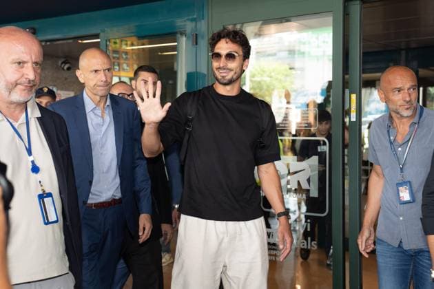 Sport Themen der Woche KW36 Sport Bilder des Tages September 4, 2024, Aeroporto Leonardo Da Vinci A Fi, Italia: Il nuovo giocatore Mats Hummels (C) a Fiumicino, 4 Settembre 2024. Mats Hummels, ex Bayern Monaco e Borussia, difensore centrale campione del mondo con la Germania nel 2014 in Brasile, e sbarcato nella capitale per firmare, dopo aver sostenuto le visite mediche, un contratto di un anno con la Roma, piÃ¹ un altro che scatterebbe al raggiungimento del 50% delle presenze. .The new player Mats Hummels (C) arrives at Leonardo Da Vinci airport in Fiumicino, near Roma, Italy, 4 September 2024. Mats Hummels, former Bayern Munich and Borussia, world champion central defender with Germany in 2014 in Brazil, landed in the capital to sign, after having undergone medical examinations , a one-year contract with Roma, plus another which would start upon reaching 50% of attendance..ANSA TELENEWS Calcio: Hummels a Roma, visite e poi il contratto  - ZUMAa110 20240904_zaf_a110_035 Copyright: xTelenewsx