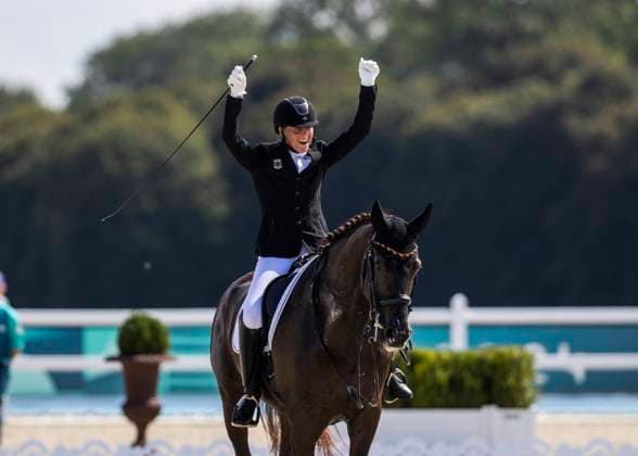 Sport Themen der Woche KW36 Sport Bilder des Tages PARIS, FRANCE - SEPTEMBER 04: Regine Mispelkamp (GER) with horse Highlander Delights celebrates after the Para Equestrian (Dressage) competitions at the Chaeteau de Versailles of the Paris 2024 Summer Paralympic Games on Septmeber 04, 2024 in Paris, France. (Photo by Mika Volkmann) *** PARIS, FRANCE SEPTEMBER 04 Regine Mispelkamp GER with horse Highlander Delights celebrates after the Para Equestrian Dressage competitions at the Chaeteau de Versailles of the Paris 2024 Summer Paralympic Games on Septmeber 04, 2024 in Paris, France Photo by Mika Volkmann 202408027-20240908