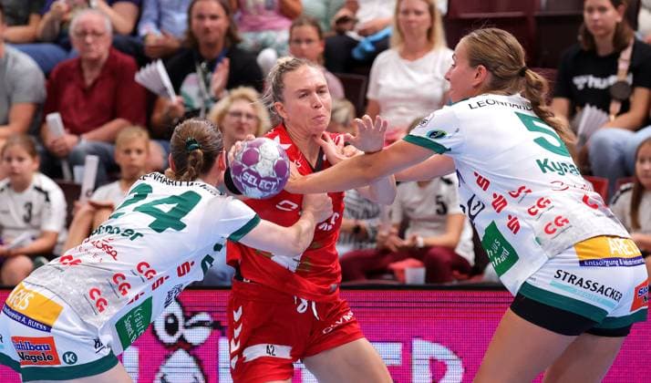 Sport Themen der Woche KW36 Sport Bilder des Tages BAU 04.09.2024, Deutschland, Ludwigsburg, Handball 1. Bundesliga Frauen, HB Ludwigsburg vs. FRISCH AUF Göppingen, v.l. Luisa Scherer (FAG), Jenny Carlson (HBL), Ann Kynast (FAG) *** BAU 04 09 2024, Germany, Ludwigsburg, Handball 1 Bundesliga Women, HB Ludwigsburg vs FRISCH AUF Göppingen, f l Luisa Scherer FAG , Jenny Carlson HBL , Ann Kynast FAG