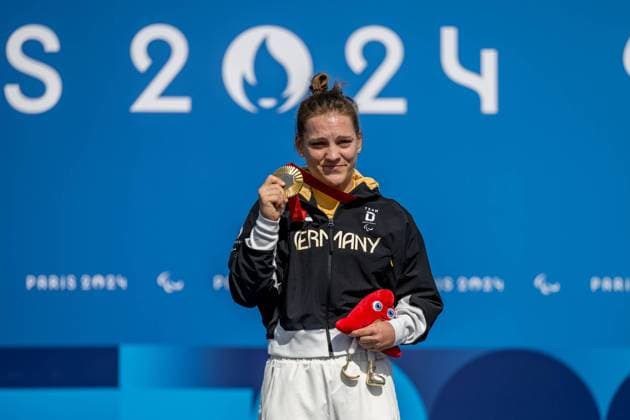 Bilder des Jahres 2024, Sport 09 September Sport Themen der Woche KW36 Sport Bilder des Tages Para-Cycling - Paris 2024 Summer Paralympic Games : day 7 CLICHY SOUS BOIS, FRANCE - SEPTEMBER 04: wc13-itt-p Maike HAUSBERGER (GER), local club BPRSV Cottbus e.V. Brandenburg, classification WC2, at the podest for the women s individual time trial competition ceremonies to get her gold medal on day 7 of the Paris 2024 Summer Paralympic Games during the Para Cycling Competitons at the Para Cycling Road Venue of Clichy sous Bois on 04.9.2024 in Île-de-France, Département des Yvelines France. (Photo by Oliver Kremer DBS) *** Para Cycling Paris 2024 Summer Paralympic Games day 7 CLICHY SOUS BOIS, FRANCE SEPTEMBER 04 wc13 itt p Maike HAUSBERGER GER , local club BPRSV Cottbus e V Brandenburg, classification WC2, at the podest for the women s individual time trial competition ceremonies to get her gold medal on day 7 of the Paris 2024 Summer Paralympic Games during the Para Cycling Competitons at the Para Cycling Road Venue of Clichy sous Bois on 04 9 2024 in Île de France, Département des Yvelines France Photo by Oliver Kremer DBS Copyright: xBEAUTIFULxSPORTS OliverxKremerx
