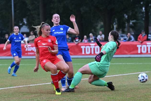 ENSCHEDE - (l-r) Jaimy Ravensbergen of FC Twente, Nieve Jenkins of Cardiff City FC, Cardiff City FC goalkeeper Ceryn Chamberlain during the UEFA Champions League for Women match between FC Twente and Cardiff City at Sportpark Schreurserve on September 4, 2024 in Enschede, Netherlands. ANP Hollandse Hoogte Women s UEFA Champions League First qualifying round 2024 25 xVIxANPxSportx xGerritxvanxKeulenxIVx 507653513 originalFilename: 507653513.jpg