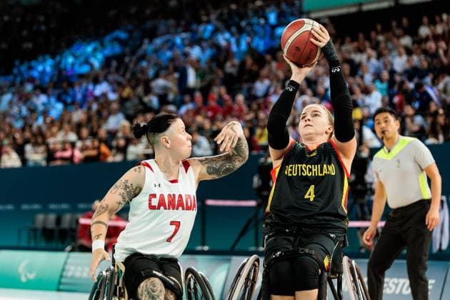 Paris 2024 Paralympics: Rollstuhlbasketball Viertelfinale Kanada - Deutschland Damen, 04.09.2024 PARIS, FRANKREICH 04. September - Rollstuhlbasketball Viertelfinale Kanada - Deutschland Damen, Paris 2024 Paralympics am 04.09.2024 in der Bercy Arena in Paris Frankreich. Cindy Ouelett (Kanada, 7), Mareike Miller (Deutschland, 4) im Wurf Copyright: xBEAUTIFULxSPORTS Wunderlx