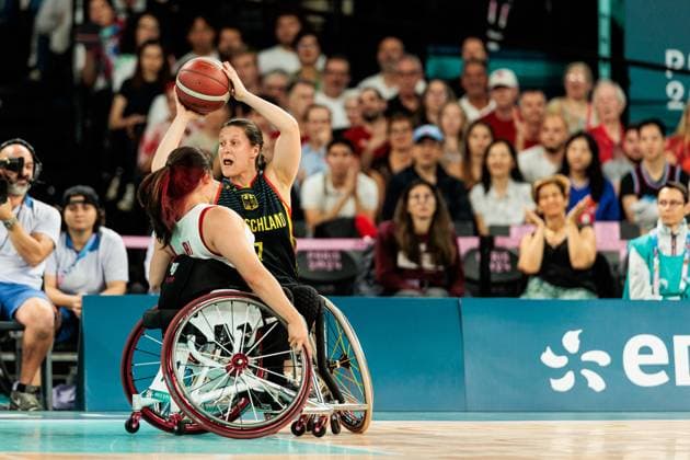 Paris 2024 Paralympics: Rollstuhlbasketball Viertelfinale Kanada - Deutschland Damen, 04.09.2024 PARIS, FRANKREICH 04. September - Rollstuhlbasketball Viertelfinale Kanada - Deutschland Damen, Paris 2024 Paralympics am 04.09.2024 in der Bercy Arena in Paris Frankreich. Puisand Lai (Kanada, 10), Anne Patzwald (Deutschland, 7) am Ball Copyright: xBEAUTIFULxSPORTS Wunderlx