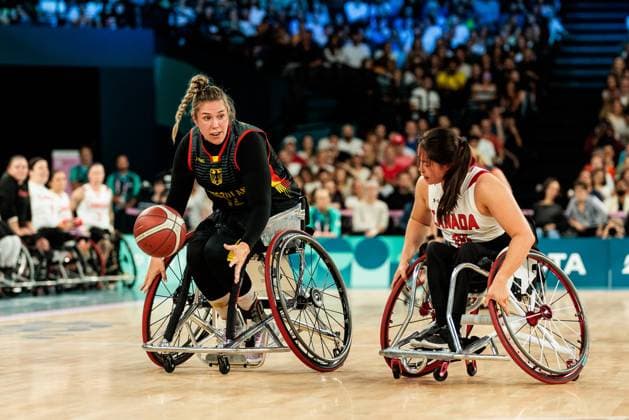 Paris 2024 Paralympics: Rollstuhlbasketball Viertelfinale Kanada - Deutschland Damen, 04.09.2024 PARIS, FRANKREICH 04. September - Rollstuhlbasketball Viertelfinale Kanada - Deutschland Damen, Paris 2024 Paralympics am 04.09.2024 in der Bercy Arena in Paris Frankreich. Nathalie Passiwan (Deutschland, 12) am Ball, Puisand Lai (Kanada, 10) Copyright: xBEAUTIFULxSPORTS Wunderlx