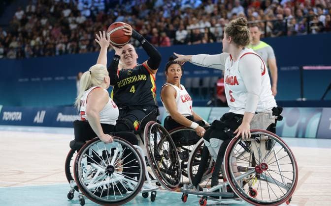 Paris , Paralympics , Rollstuhl-Basketball Viertelfinale Deutschland vs. Kanada , mitte: Mareike Miller ( GER )