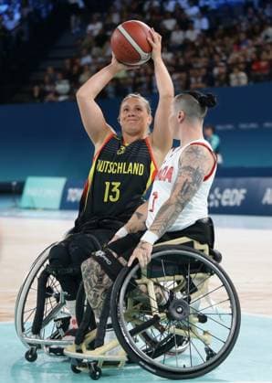 Paris , Paralympics , Rollstuhl-Basketball Viertelfinale Deutschland vs. Kanada , Svenja Mayer ( GER )