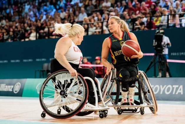 Paris 2024 Paralympics: Rollstuhlbasketball Viertelfinale Kanada - Deutschland Damen, 04.09.2024 PARIS, FRANKREICH 04. September - Rollstuhlbasketball Viertelfinale Kanada - Deutschland Damen, Paris 2024 Paralympics am 04.09.2024 in der Bercy Arena in Paris Frankreich. Melanie Hawtin (Kanada, 15), Svenja Mayer (Deutschland, 13) am Ball Copyright: xBEAUTIFULxSPORTS Wunderlx