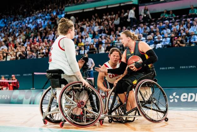 Paris 2024 Paralympics: Rollstuhlbasketball Viertelfinale Kanada - Deutschland Damen, 04.09.2024 PARIS, FRANKREICH 04. September - Rollstuhlbasketball Viertelfinale Kanada - Deutschland Damen, Paris 2024 Paralympics am 04.09.2024 in der Bercy Arena in Paris Frankreich. Arinn Young (Kanada, 6), Puisand Lai (Kanada, 10) Foul an Mareike Miller (Deutschland, 4) mit Ball Copyright: xBEAUTIFULxSPORTS Wunderlx