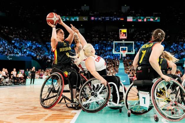 Paris 2024 Paralympics: Rollstuhlbasketball Viertelfinale Kanada - Deutschland Damen, 04.09.2024 PARIS, FRANKREICH 04. September - Rollstuhlbasketball Viertelfinale Kanada - Deutschland Damen, Paris 2024 Paralympics am 04.09.2024 in der Bercy Arena in Paris Frankreich. Amanda Fanariotis (Deutschland, 9) mit Ball, Cindy Ouelett (Kanada, 7), Melanie Hawtin (Kanada, 15) Copyright: xBEAUTIFULxSPORTS Wunderlx