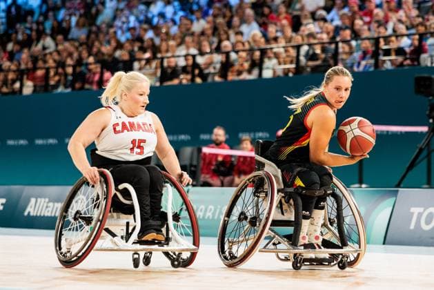 Paris 2024 Paralympics: Rollstuhlbasketball Viertelfinale Kanada - Deutschland Damen, 04.09.2024 PARIS, FRANKREICH 04. September - Rollstuhlbasketball Viertelfinale Kanada - Deutschland Damen, Paris 2024 Paralympics am 04.09.2024 in der Bercy Arena in Paris Frankreich. Melanie Hawtin (Kanada, 15), Svenja Mayer (Deutschland, 13) am Ball Copyright: xBEAUTIFULxSPORTS Wunderlx
