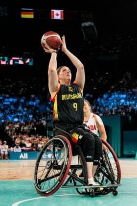 Paris 2024 Paralympics: Rollstuhlbasketball Viertelfinale Kanada - Deutschland Damen, 04.09.2024 PARIS, FRANKREICH 04. September - Rollstuhlbasketball Viertelfinale Kanada - Deutschland Damen, Paris 2024 Paralympics am 04.09.2024 in der Bercy Arena in Paris Frankreich. Amanda Fanariotis (Deutschland, 9) im Wurf Copyright: xBEAUTIFULxSPORTS Wunderlx