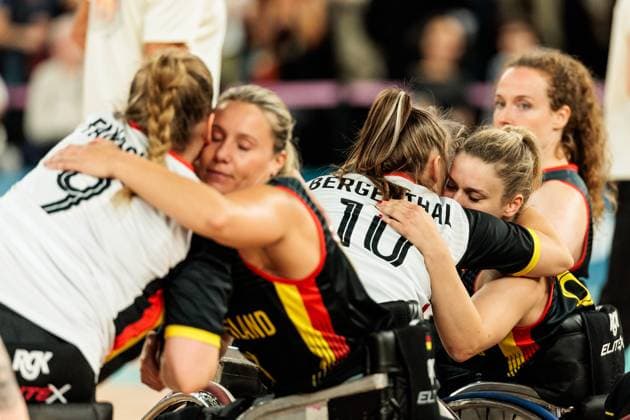 Paris 2024 Paralympics: Rollstuhlbasketball Viertelfinale Kanada - Deutschland Damen, 04.09.2024 PARIS, FRANKREICH 04. September - Rollstuhlbasketball Viertelfinale Kanada - Deutschland Damen, Paris 2024 Paralympics am 04.09.2024 in der Bercy Arena in Paris Frankreich. Lisa Bergenthal (Deutschland, 10) und Catharina Weiss (Deutschland, 6) umarmen sich nach der Niederlage Copyright: xBEAUTIFULxSPORTS Wunderlx