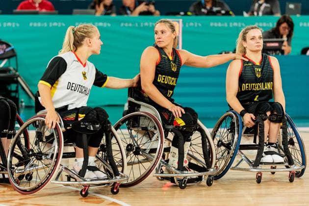 Paris 2024 Paralympics: Rollstuhlbasketball Viertelfinale Kanada - Deutschland Damen, 04.09.2024 PARIS, FRANKREICH 04. September - Rollstuhlbasketball Viertelfinale Kanada - Deutschland Damen, Paris 2024 Paralympics am 04.09.2024 in der Bercy Arena in Paris Frankreich. Marie Kier (Deutschland, 15), Svenja Mayer (Deutschland, 13), Catharina Weiss (Deutschland, 6) trösten sich gegenseitig nach der Niederlage Copyright: xBEAUTIFULxSPORTS Wunderlx