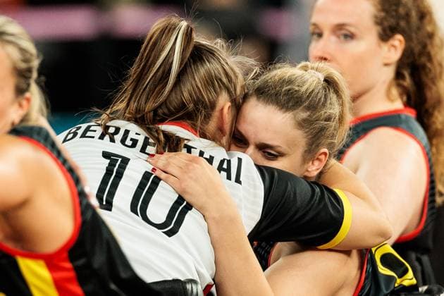 Paris 2024 Paralympics: Rollstuhlbasketball Viertelfinale Kanada - Deutschland Damen, 04.09.2024 PARIS, FRANKREICH 04. September - Rollstuhlbasketball Viertelfinale Kanada - Deutschland Damen, Paris 2024 Paralympics am 04.09.2024 in der Bercy Arena in Paris Frankreich. Lisa Bergenthal (Deutschland, 10) und Catharina Weiss (Deutschland, 6) umarmen sich nach der Niederlage Copyright: xBEAUTIFULxSPORTS Wunderlx