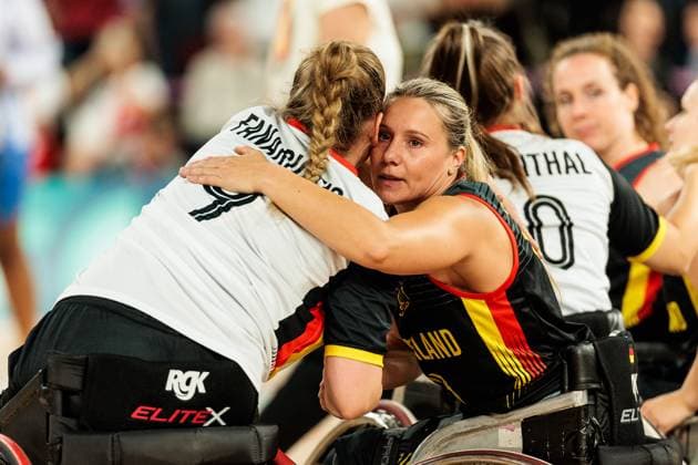 Paris 2024 Paralympics: Rollstuhlbasketball Viertelfinale Kanada - Deutschland Damen, 04.09.2024 PARIS, FRANKREICH 04. September - Rollstuhlbasketball Viertelfinale Kanada - Deutschland Damen, Paris 2024 Paralympics am 04.09.2024 in der Bercy Arena in Paris Frankreich. Amanda Fanariotis (Deutschland, 9) und Svenja Mayer (Deutschland, 13) umarmen sich nach der Niederlage Copyright: xBEAUTIFULxSPORTS Wunderlx
