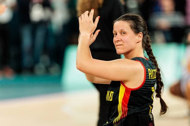 Paris 2024 Paralympics: Rollstuhlbasketball Viertelfinale Kanada - Deutschland Damen, 04.09.2024 PARIS, FRANKREICH 04. September - Rollstuhlbasketball Viertelfinale Kanada - Deutschland Damen, Paris 2024 Paralympics am 04.09.2024 in der Bercy Arena in Paris Frankreich. Anne Patzwald (Deutschland, 7) applaudiert Richtung Fans nach der Niederlage Copyright: xBEAUTIFULxSPORTS Wunderlx