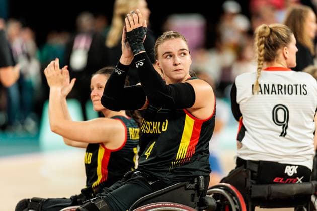 Paris 2024 Paralympics: Rollstuhlbasketball Viertelfinale Kanada - Deutschland Damen, 04.09.2024 PARIS, FRANKREICH 04. September - Rollstuhlbasketball Viertelfinale Kanada - Deutschland Damen, Paris 2024 Paralympics am 04.09.2024 in der Bercy Arena in Paris Frankreich. Mareike Miller (Deutschland, 4) applaudiert Richtung Fans nach der Niederlage Copyright: xBEAUTIFULxSPORTS Wunderlx