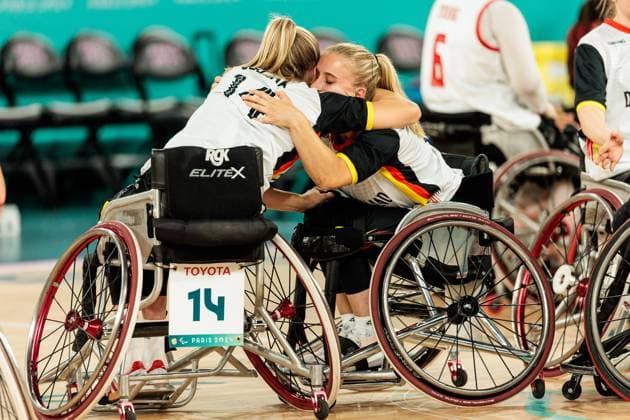 Paris 2024 Paralympics: Rollstuhlbasketball Viertelfinale Kanada - Deutschland Damen, 04.09.2024 PARIS, FRANKREICH 04. September - Rollstuhlbasketball Viertelfinale Kanada - Deutschland Damen, Paris 2024 Paralympics am 04.09.2024 in der Bercy Arena in Paris Frankreich. Lilly Sellak (Deutschland, 14), Marie Kier (Deutschland, 15) umarmen sich nach der Niederlage Copyright: xBEAUTIFULxSPORTS Wunderlx