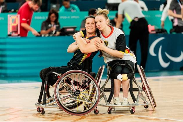 Paris 2024 Paralympics: Rollstuhlbasketball Viertelfinale Kanada - Deutschland Damen, 04.09.2024 PARIS, FRANKREICH 04. September - Rollstuhlbasketball Viertelfinale Kanada - Deutschland Damen, Paris 2024 Paralympics am 04.09.2024 in der Bercy Arena in Paris Frankreich. Anne Patzwald (Deutschland, 7) und Svenja Erni (Deutschland, 5) umarmen sich nach der Niederlage Copyright: xBEAUTIFULxSPORTS Wunderlx
