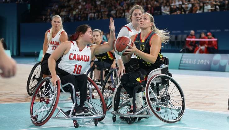 Paris , Paralympics , Rollstuhl-Basketball Viertelfinale Deutschland vs. Kanada , von links: Puisand Lai ( CAN ) Svenja Mayer ( GER )