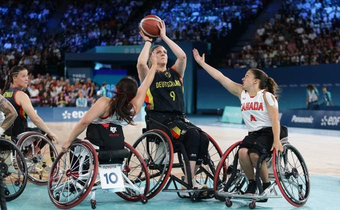 Paris , Paralympics , Rollstuhl-Basketball Viertelfinale Deutschland vs. Kanada , mitte: Amanda Fanariotis ( GER )