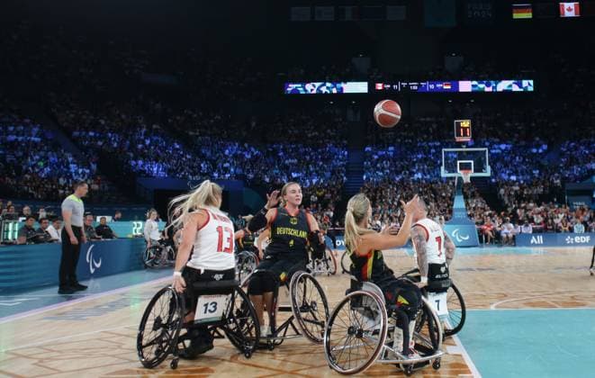Paris , Paralympics , Rollstuhl-Basketball Viertelfinale Deutschland vs. Kanada , mitte: Mareike Miller ( GER )