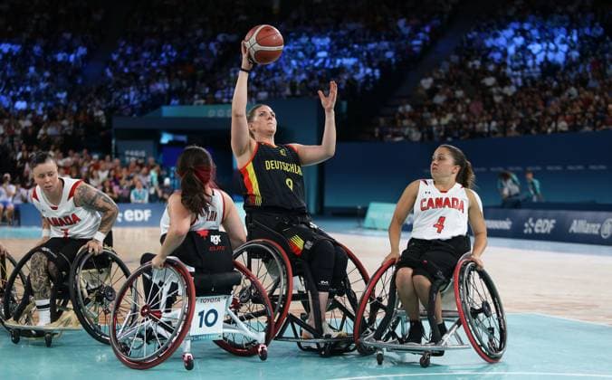 Paris , Paralympics , Rollstuhl-Basketball Viertelfinale Deutschland vs. Kanada , mitte: Amanda Fanariotis ( GER )