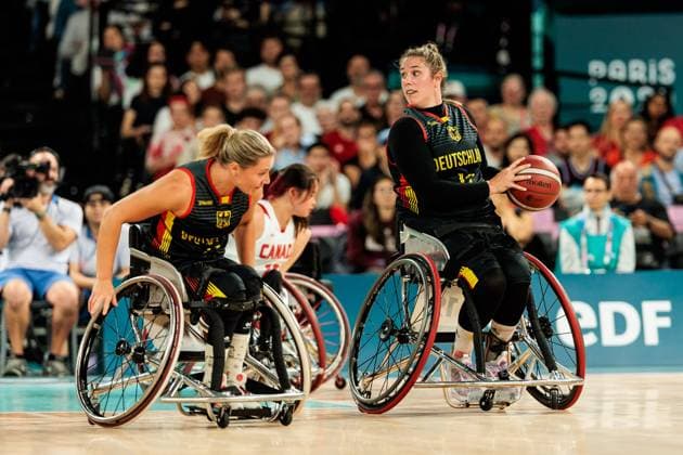 Paris 2024 Paralympics: Rollstuhlbasketball Viertelfinale Kanada - Deutschland Damen, 04.09.2024 PARIS, FRANKREICH 04. September - Rollstuhlbasketball Viertelfinale Kanada - Deutschland Damen, Paris 2024 Paralympics am 04.09.2024 in der Bercy Arena in Paris Frankreich. Svenja Mayer (Deutschland, 13), Nathalie Passiwan (Deutschland, 12) am Ball Copyright: xBEAUTIFULxSPORTS Wunderlx