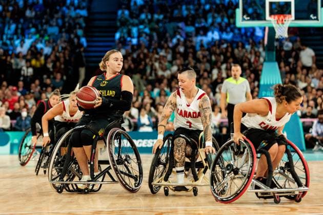 Paris 2024 Paralympics: Rollstuhlbasketball Viertelfinale Kanada - Deutschland Damen, 04.09.2024 PARIS, FRANKREICH 04. September - Rollstuhlbasketball Viertelfinale Kanada - Deutschland Damen, Paris 2024 Paralympics am 04.09.2024 in der Bercy Arena in Paris Frankreich. Mareike Miller (Deutschland, 4) am Ball, Cindy Ouelett (Kanada, 7) Copyright: xBEAUTIFULxSPORTS Wunderlx