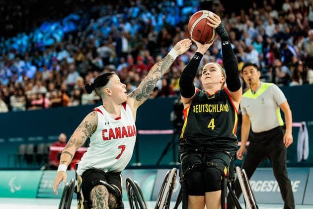 Paris 2024 Paralympics: Rollstuhlbasketball Viertelfinale Kanada - Deutschland Damen, 04.09.2024 PARIS, FRANKREICH 04. September - Rollstuhlbasketball Viertelfinale Kanada - Deutschland Damen, Paris 2024 Paralympics am 04.09.2024 in der Bercy Arena in Paris Frankreich. Cindy Ouelett (Kanada, 7), Mareike Miller (Deutschland, 4) im Wurf Copyright: xBEAUTIFULxSPORTS Wunderlx