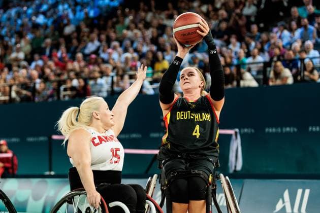 Paris 2024 Paralympics: Rollstuhlbasketball Viertelfinale Kanada - Deutschland Damen, 04.09.2024 PARIS, FRANKREICH 04. September - Rollstuhlbasketball Viertelfinale Kanada - Deutschland Damen, Paris 2024 Paralympics am 04.09.2024 in der Bercy Arena in Paris Frankreich. Melanie Hawtin (Kanada, 15), Mareike Miller (Deutschland, 4) im Wurf Copyright: xBEAUTIFULxSPORTS Wunderlx