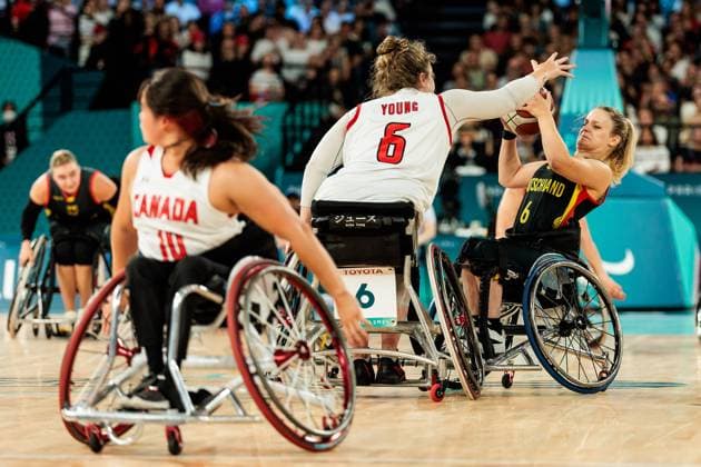 Paris 2024 Paralympics: Rollstuhlbasketball Viertelfinale Kanada - Deutschland Damen, 04.09.2024 PARIS, FRANKREICH 04. September - Rollstuhlbasketball Viertelfinale Kanada - Deutschland Damen, Paris 2024 Paralympics am 04.09.2024 in der Bercy Arena in Paris Frankreich. Arinn Young (Kanada, 6), Catharina Weiss (Deutschland, 6) am Ball Copyright: xBEAUTIFULxSPORTS Wunderlx