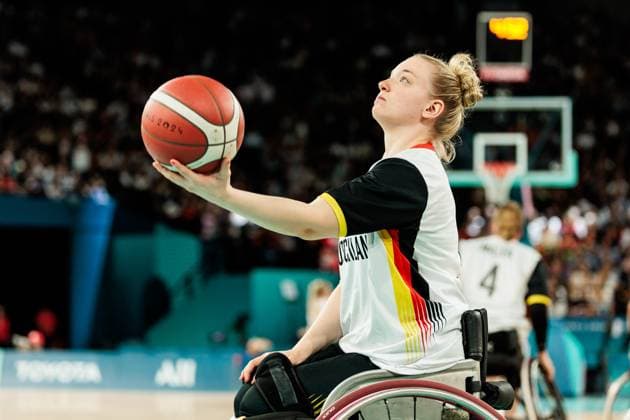 Paris 2024 Paralympics: Rollstuhlbasketball Viertelfinale Kanada - Deutschland Damen, 04.09.2024 PARIS, FRANKREICH 04. September - Rollstuhlbasketball Viertelfinale Kanada - Deutschland Damen, Paris 2024 Paralympics am 04.09.2024 in der Bercy Arena in Paris Frankreich. Svenja Erni (Deutschland, 5) am Ball im Warm Up Copyright: xBEAUTIFULxSPORTS Wunderlx