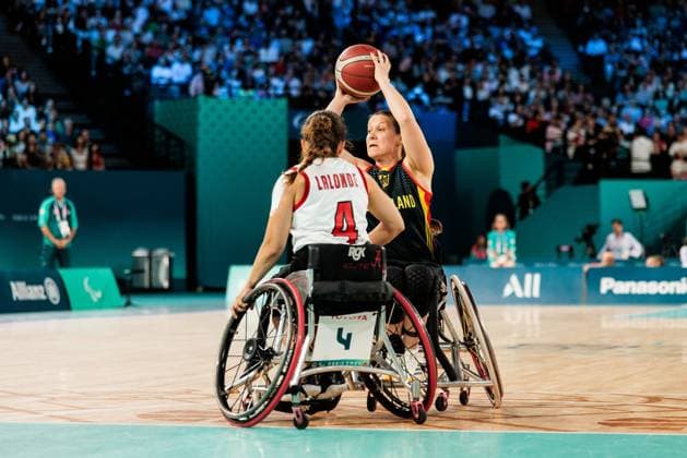 Paris 2024 Paralympics: Rollstuhlbasketball Viertelfinale Kanada - Deutschland Damen, 04.09.2024 PARIS, FRANKREICH 04. September - Rollstuhlbasketball Viertelfinale Kanada - Deutschland Damen, Paris 2024 Paralympics am 04.09.2024 in der Bercy Arena in Paris Frankreich. Rosalie Lalonde (Kanada, 4), Anne Patzwald (Deutschland, 7) am Ball Copyright: xBEAUTIFULxSPORTS Wunderlx