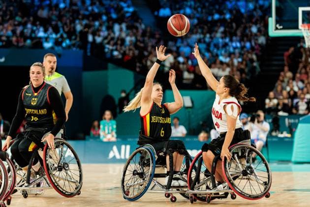 Paris 2024 Paralympics: Rollstuhlbasketball Viertelfinale Kanada - Deutschland Damen, 04.09.2024 PARIS, FRANKREICH 04. September - Rollstuhlbasketball Viertelfinale Kanada - Deutschland Damen, Paris 2024 Paralympics am 04.09.2024 in der Bercy Arena in Paris Frankreich. Catharina Weiss (Deutschland, 6) im Wurf, Rosalie Lalonde (Kanada, 4) Copyright: xBEAUTIFULxSPORTS Wunderlx