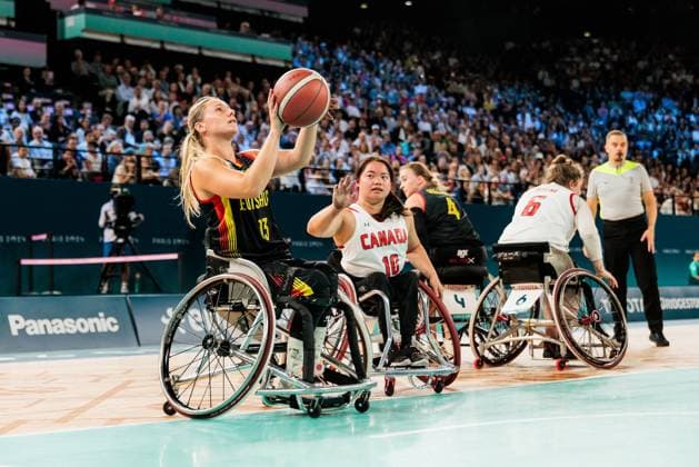 Paris 2024 Paralympics: Rollstuhlbasketball Viertelfinale Kanada - Deutschland Damen, 04.09.2024 PARIS, FRANKREICH 04. September - Rollstuhlbasketball Viertelfinale Kanada - Deutschland Damen, Paris 2024 Paralympics am 04.09.2024 in der Bercy Arena in Paris Frankreich. Svenja Mayer (Deutschland, 13) im Wurf, Puisand Lai (Kanada, 10) Copyright: xBEAUTIFULxSPORTS Wunderlx