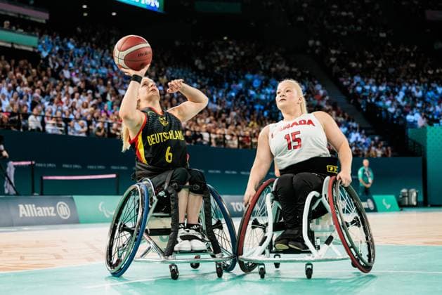 Paris 2024 Paralympics: Rollstuhlbasketball Viertelfinale Kanada - Deutschland Damen, 04.09.2024 PARIS, FRANKREICH 04. September - Rollstuhlbasketball Viertelfinale Kanada - Deutschland Damen, Paris 2024 Paralympics am 04.09.2024 in der Bercy Arena in Paris Frankreich. Catharina Weiss (Deutschland, 6) im Wurf, Melanie Hawtin (Kanada, 15) Copyright: xBEAUTIFULxSPORTS Wunderlx