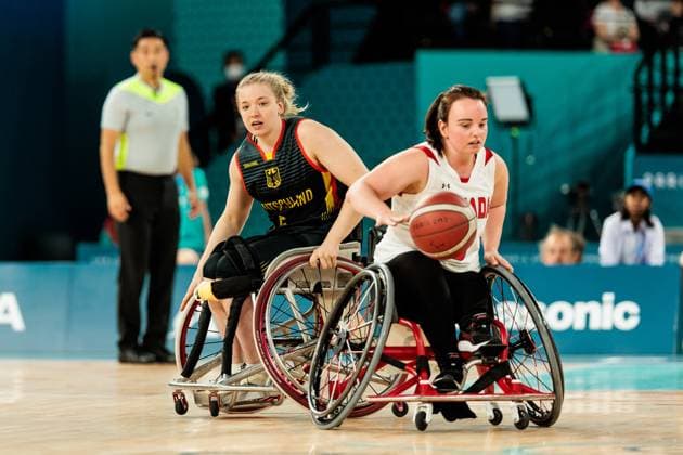 Paris 2024 Paralympics: Rollstuhlbasketball Viertelfinale Kanada - Deutschland Damen, 04.09.2024 PARIS, FRANKREICH 04. September - Rollstuhlbasketball Viertelfinale Kanada - Deutschland Damen, Paris 2024 Paralympics am 04.09.2024 in der Bercy Arena in Paris Frankreich. Svenja Erni (Deutschland, 5), Elodie Tessier (Kanada, 5) am Ball Copyright: xBEAUTIFULxSPORTS Wunderlx