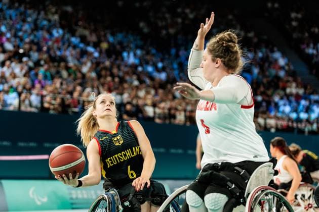Paris 2024 Paralympics: Rollstuhlbasketball Viertelfinale Kanada - Deutschland Damen, 04.09.2024 PARIS, FRANKREICH 04. September - Rollstuhlbasketball Viertelfinale Kanada - Deutschland Damen, Paris 2024 Paralympics am 04.09.2024 in der Bercy Arena in Paris Frankreich. Catharina Weiss (Deutschland, 6) im Wurf, Arinn Young (Kanada, 6) Copyright: xBEAUTIFULxSPORTS Wunderlx