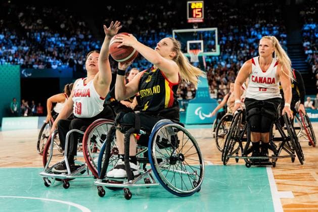 Paris 2024 Paralympics: Rollstuhlbasketball Viertelfinale Kanada - Deutschland Damen, 04.09.2024 PARIS, FRANKREICH 04. September - Rollstuhlbasketball Viertelfinale Kanada - Deutschland Damen, Paris 2024 Paralympics am 04.09.2024 in der Bercy Arena in Paris Frankreich. Puisand Lai (Kanada, 10), Catharina Weiss (Deutschland, 6) im Wurf Copyright: xBEAUTIFULxSPORTS Wunderlx