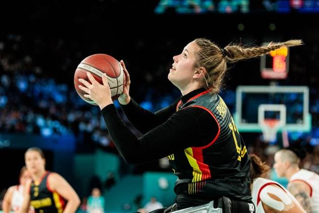 Paris 2024 Paralympics: Rollstuhlbasketball Viertelfinale Kanada - Deutschland Damen, 04.09.2024 PARIS, FRANKREICH 04. September - Rollstuhlbasketball Viertelfinale Kanada - Deutschland Damen, Paris 2024 Paralympics am 04.09.2024 in der Bercy Arena in Paris Frankreich. Nathalie Passiwan (Deutschland, 12) im Wurf Copyright: xBEAUTIFULxSPORTS Wunderlx