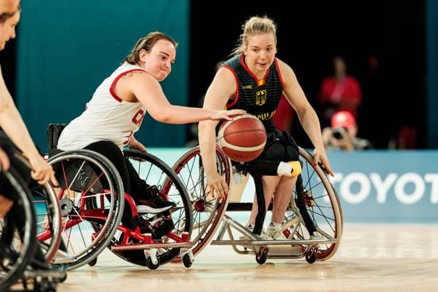 Paris 2024 Paralympics: Rollstuhlbasketball Viertelfinale Kanada - Deutschland Damen, 04.09.2024 PARIS, FRANKREICH 04. September - Rollstuhlbasketball Viertelfinale Kanada - Deutschland Damen, Paris 2024 Paralympics am 04.09.2024 in der Bercy Arena in Paris Frankreich. Elodie Tessier (Kanada, 5) am Ball, Svenja Erni (Deutschland, 5) Copyright: xBEAUTIFULxSPORTS Wunderlx