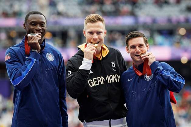 Paralympics (Para Leichtathletik); Paris, 05.09.2024 Siegerehrung mit GOLD für REHM Markus (T64 GER Para Leichtathletik), Silber geht an LOCCIDENT Derek (T64 USA), BRONZE: WALLACE Jarryd (T64 USA); Paralympics (Para Leichtathletik) am 05.09.2024 im Stade de France in Paris (Frankreich). Copyright: xBEAUTIFULxSPORTS AxelxKohringx