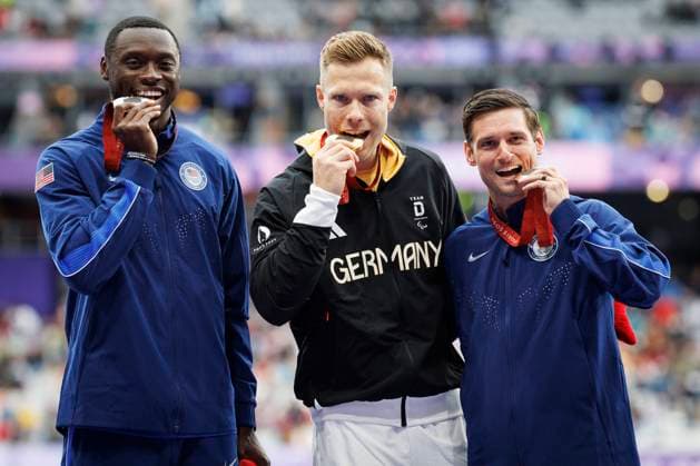 Paralympics (Para Leichtathletik); Paris, 05.09.2024 Siegerehrung mit GOLD für REHM Markus (T64 GER Para Leichtathletik), Silber geht an LOCCIDENT Derek (T64 USA), BRONZE: WALLACE Jarryd (T64 USA); Paralympics (Para Leichtathletik) am 05.09.2024 im Stade de France in Paris (Frankreich). Copyright: xBEAUTIFULxSPORTS AxelxKohringx