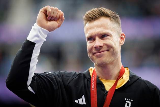 Paralympics (Para Leichtathletik); Paris, 05.09.2024 Siegerehrung mit GOLD für REHM Markus (T64 GER Para Leichtathletik)Weitsprung, long jump, ; Paralympics (Para Leichtathletik) am 05.09.2024 im Stade de France in Paris (Frankreich). Copyright: xBEAUTIFULxSPORTS AxelxKohringx