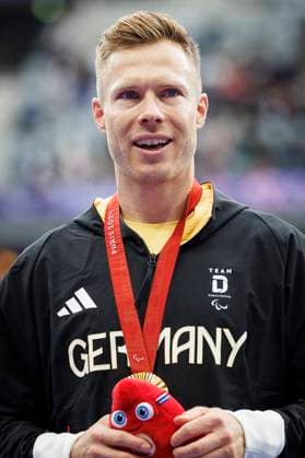 Paralympics (Para Leichtathletik); Paris, 05.09.2024 Siegerehrung mit GOLD für REHM Markus (T64 GER Para Leichtathletik) und Tränen in den Augen, Weitsprung, long jump, ; Paralympics (Para Leichtathletik) am 05.09.2024 im Stade de France in Paris (Frankreich). Copyright: xBEAUTIFULxSPORTS AxelxKohringx