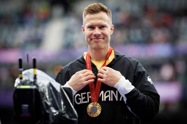 Paralympics (Para Leichtathletik); Paris, 05.09.2024 Siegerehrung mit GOLD für REHM Markus (T64 GER Para Leichtathletik) und Tränen in den Augen, Weitsprung, long jump, ; Paralympics (Para Leichtathletik) am 05.09.2024 im Stade de France in Paris (Frankreich). Copyright: xBEAUTIFULxSPORTS AxelxKohringx